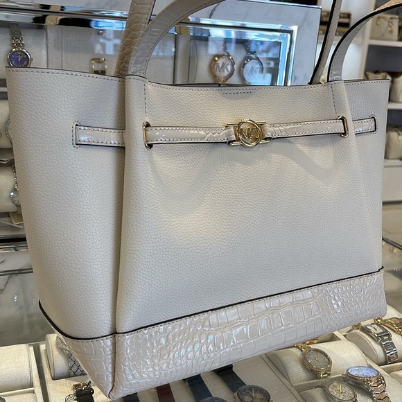 MICHAEL KORS
Reed Large Leather Belted Satchel Shoulder Tote Handbag
Lt Cream - Picture 14 of 16